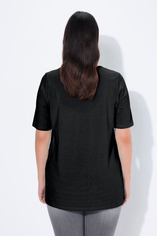 T-shirt à manches courtes et col carré. Coupe évasée