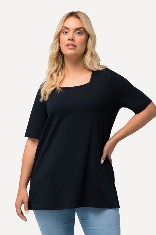 T-shirt à manches courtes et col carré. Coupe évasée