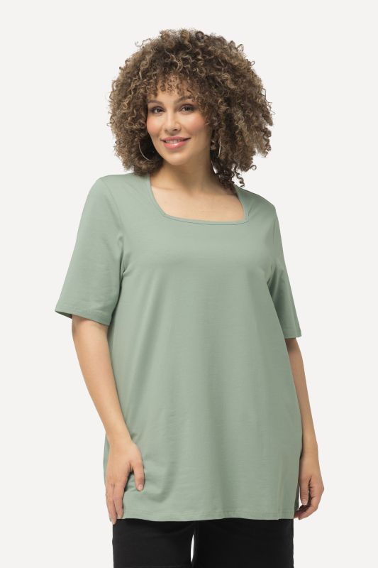 T-shirt à manches courtes et col carré. Coupe évasée
