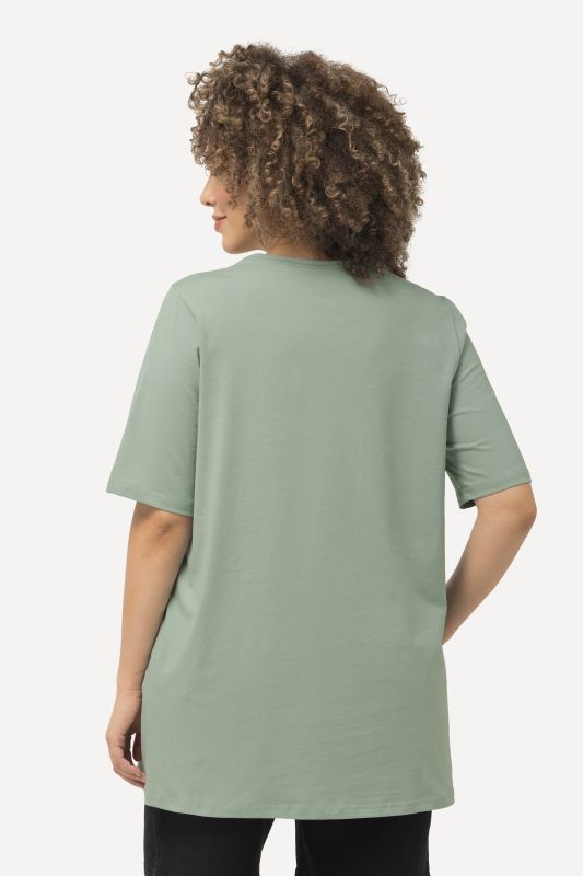 T-shirt à manches courtes et col carré. Coupe évasée
