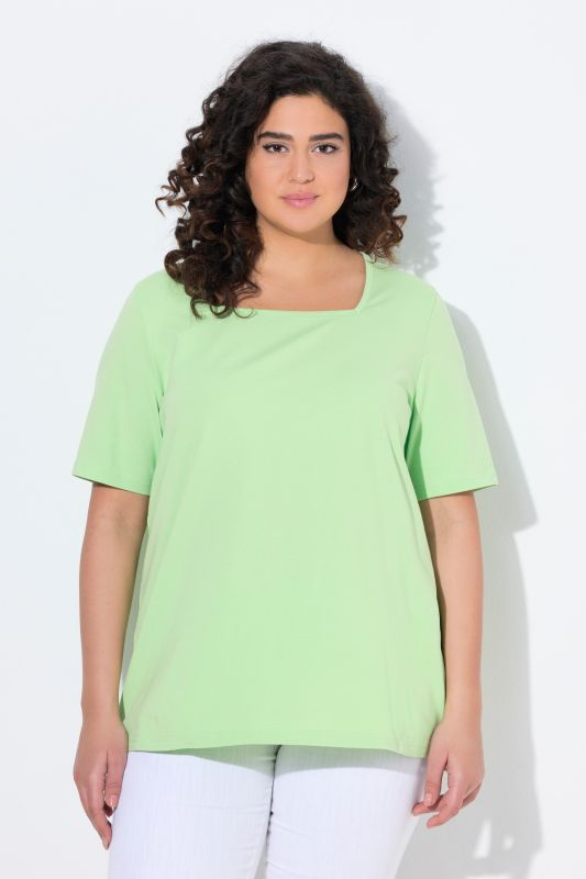 T-shirt à manches courtes et col carré. Coupe évasée