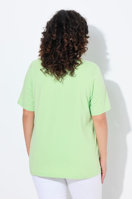 T-shirt à manches courtes et col carré. Coupe évasée
