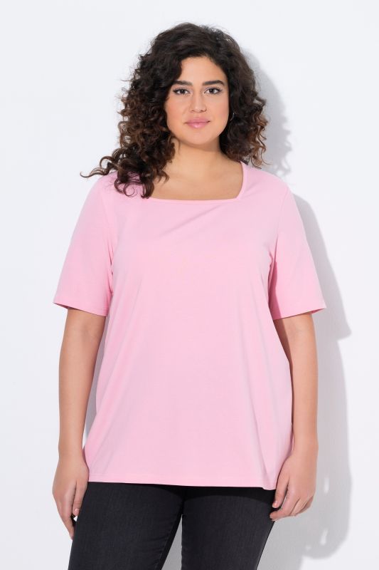 T-shirt à manches courtes et col carré. Coupe évasée