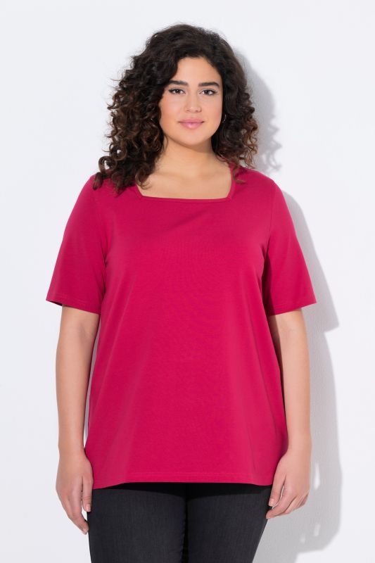 T-shirt à manches courtes et col carré. Coupe évasée