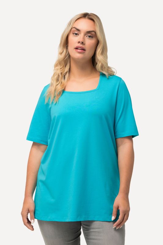 T-shirt à manches courtes et col carré. Coupe évasée