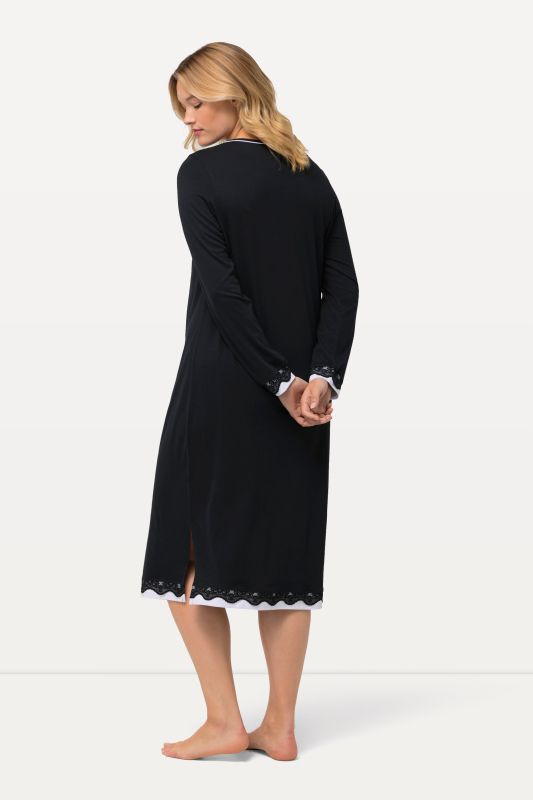 Chemise de nuit oversized, avec dentelle. Col rond et manches longues.