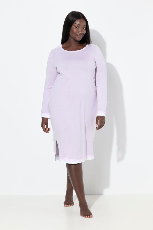 Chemise de nuit oversized, avec dentelle. Col rond et manches longues.