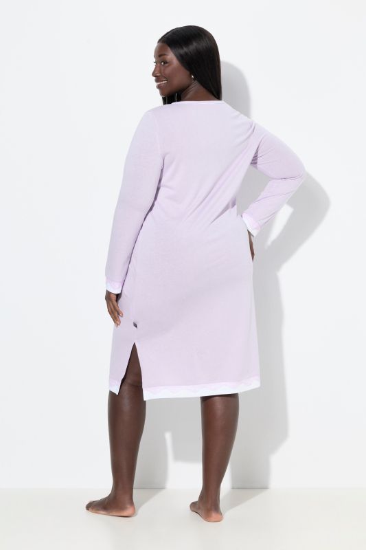 Chemise de nuit oversized, avec dentelle. Col rond et manches longues.