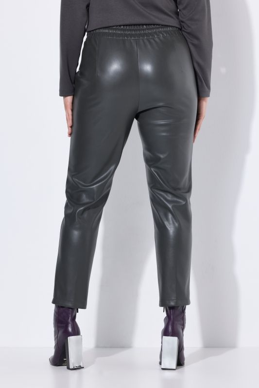 Pantalon 7/8 en similicuir. Passepoils et taille élastique