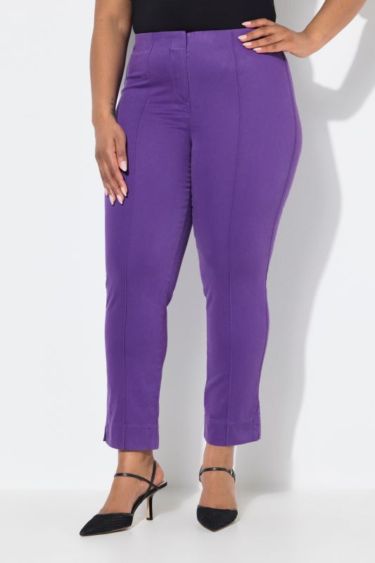 Pantalon, jambe slim. Taille élastique. Plis fantaisie. Petites fentes aux chevilles
