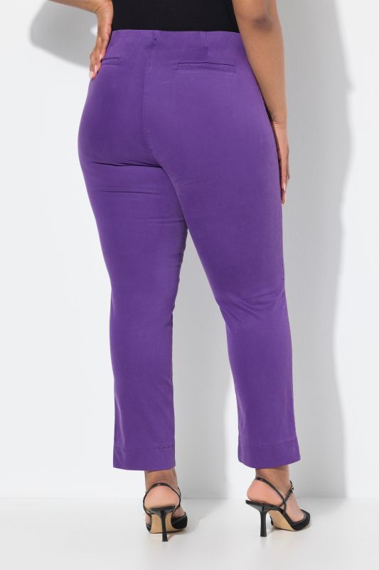 Pantalon, jambe slim. Taille élastique. Plis fantaisie. Petites fentes aux chevilles