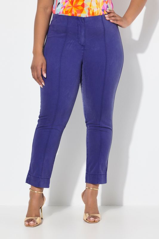 Pantalon, jambe slim. Taille élastique. Plis fantaisie. Petites fentes aux chevilles