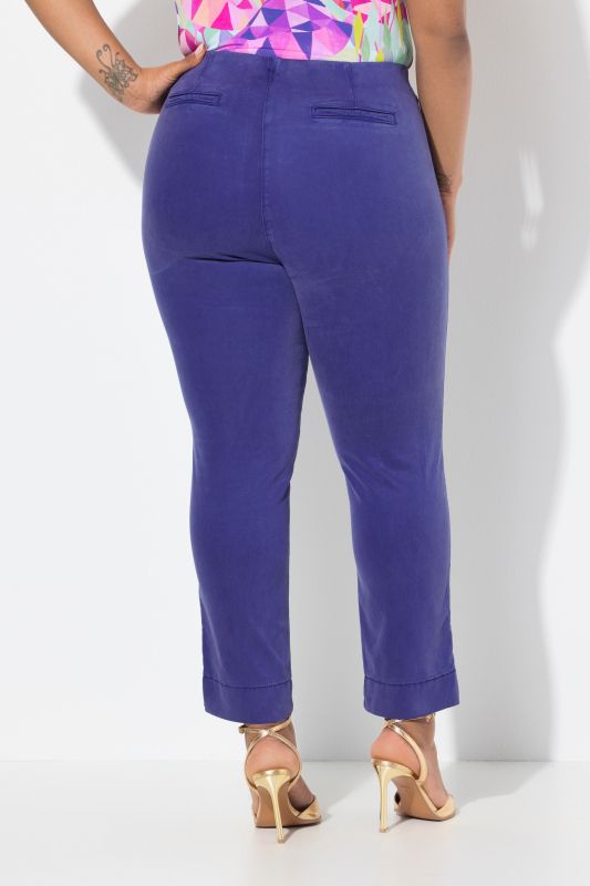 Pantalon, jambe slim. Taille élastique. Plis fantaisie. Petites fentes aux chevilles