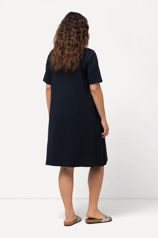 Robe en jersey avec poches, coupe évasée, col rond et manches courtes