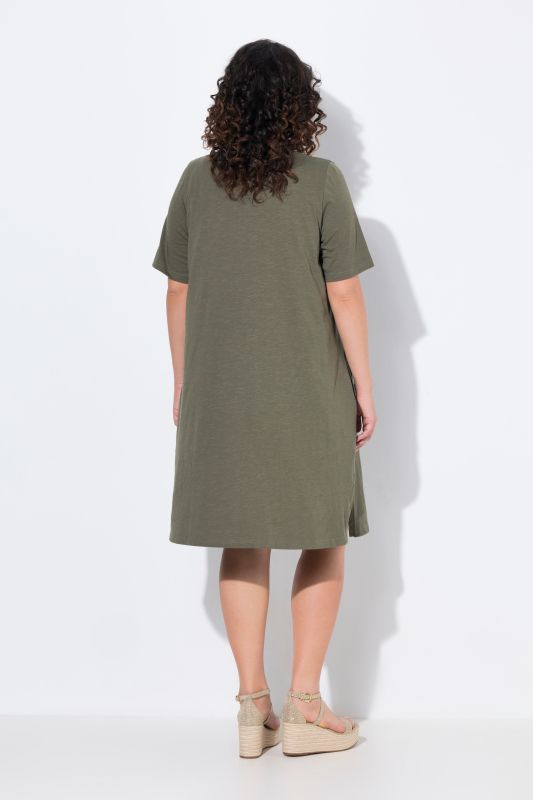 Robe en jersey avec poches, coupe évasée, col rond et manches courtes