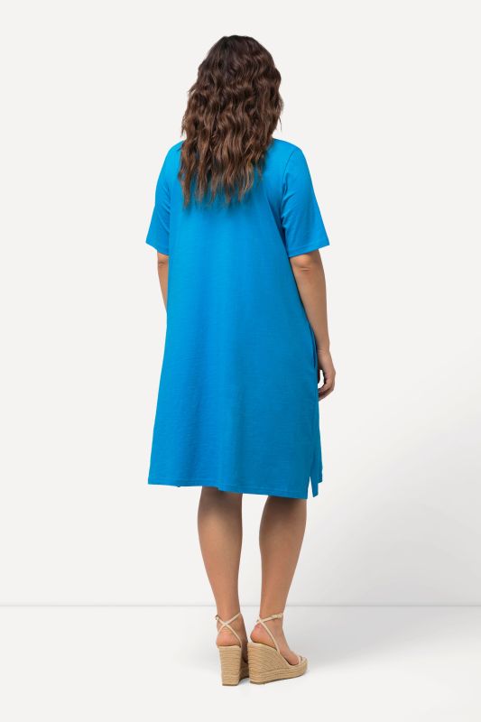 Robe en jersey avec poches, coupe évasée, col rond et manches courtes