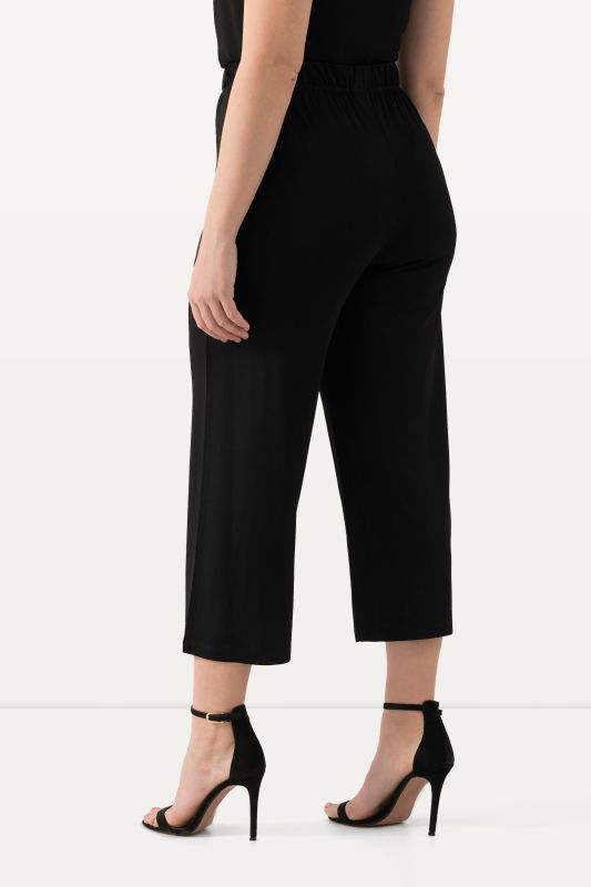 Jupe-culotte en maille fluide. Longueur mollet, jambe large. Taille élastique
