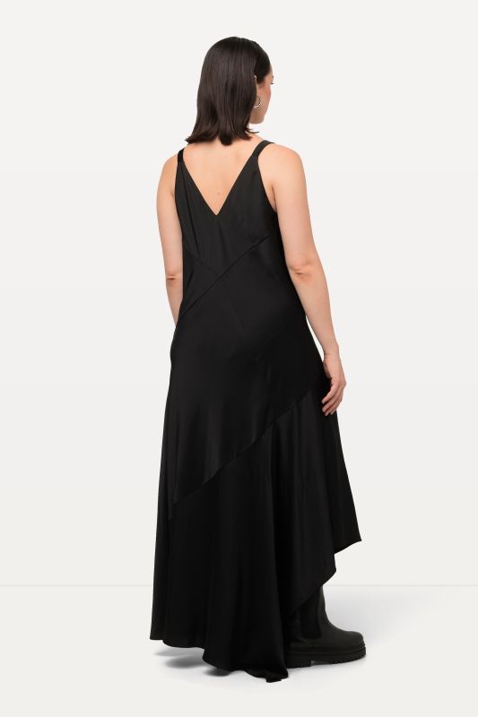 Robe maxi en satin, sans manches. Silhouette en A et décolleté en V.