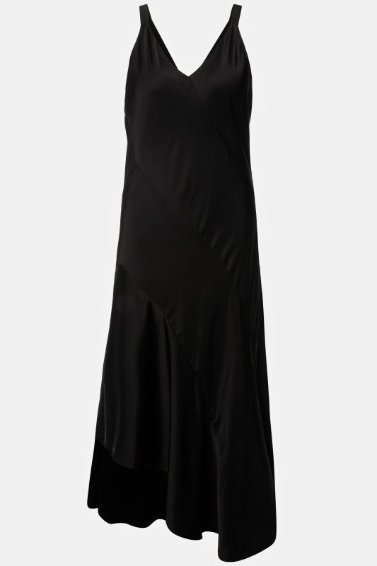 Robe maxi en satin, sans manches. Silhouette en A et décolleté en V.