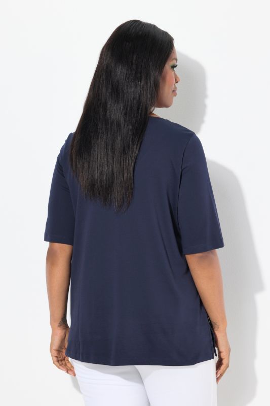 T-shirt à col rond et manches courtes. Coupe évasée