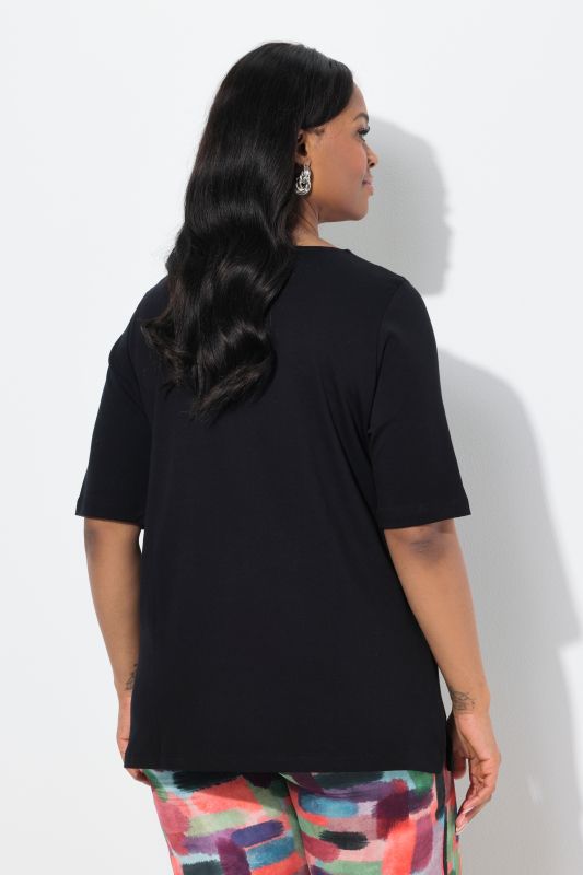 T-shirt à col rond et manches courtes. Coupe évasée