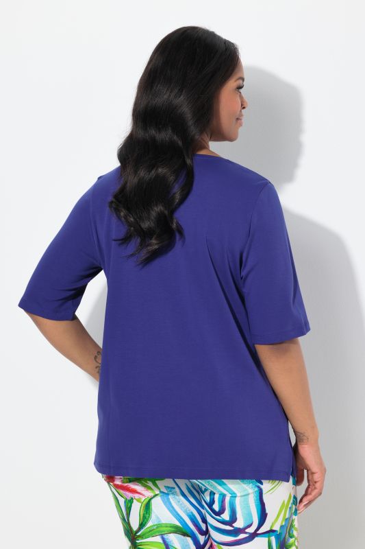 T-shirt à coupe évasée. Col en V et manches courtes