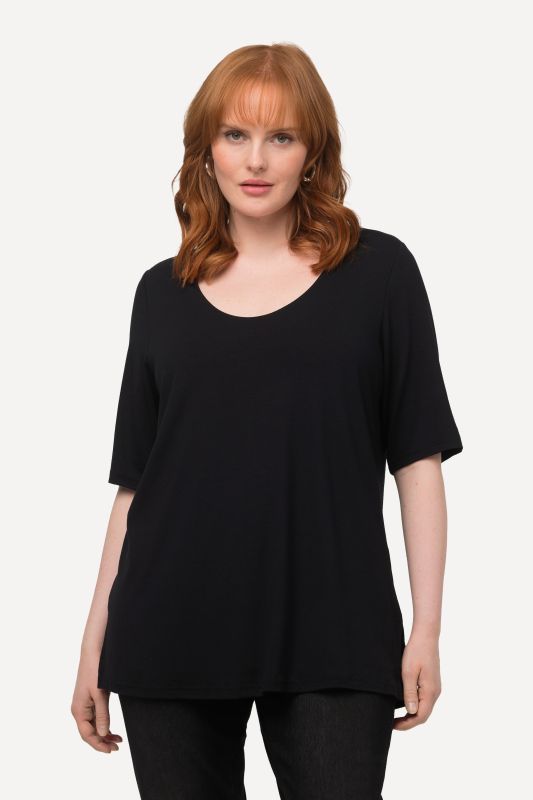 T-shirt à col V et manches courtes. Doublé sur le devant