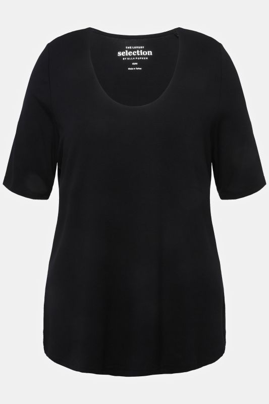 T-shirt à col V et manches courtes. Doublé sur le devant