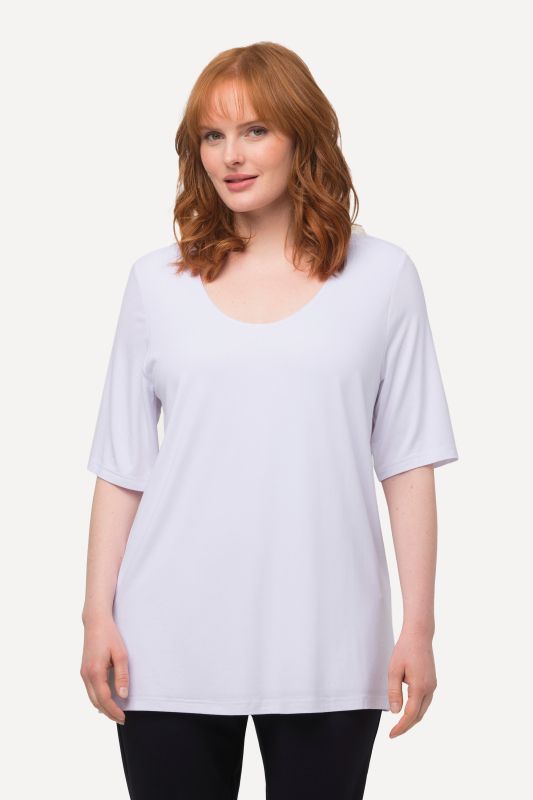 T-shirt à col V et manches courtes. Doublé sur le devant