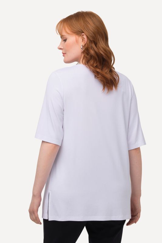 T-shirt à col V et manches courtes. Doublé sur le devant