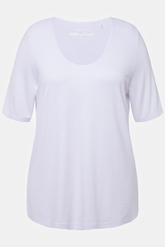 T-shirt à col V et manches courtes. Doublé sur le devant