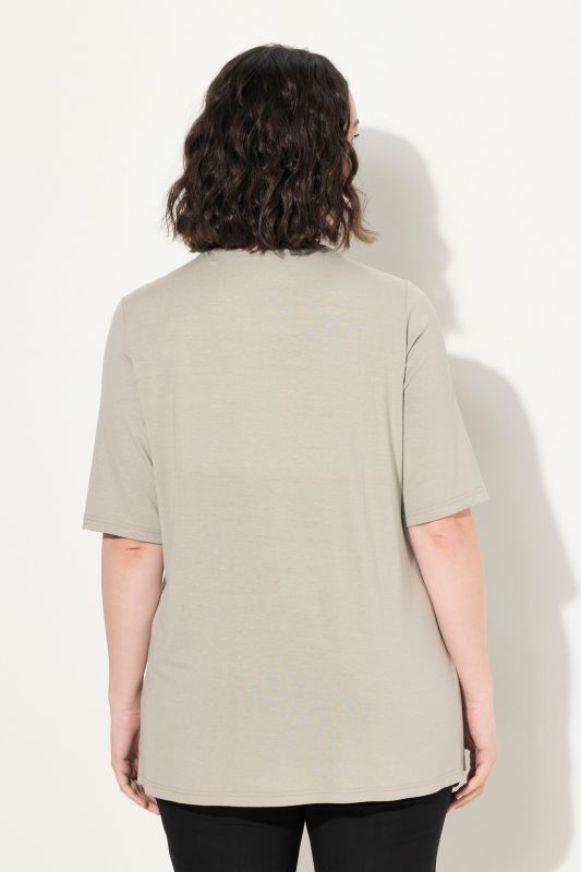 T-shirt à col V et manches courtes. Doublé sur le devant