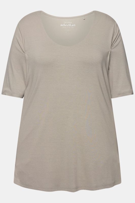 T-shirt à col V et manches courtes. Doublé sur le devant