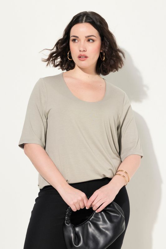 T-shirt à col V et manches courtes. Doublé sur le devant