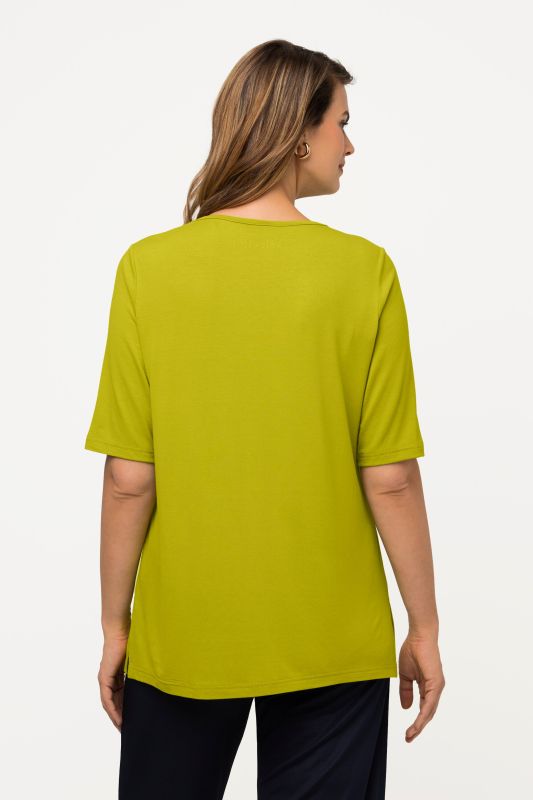 T-shirt à col V et manches courtes. Doublé sur le devant