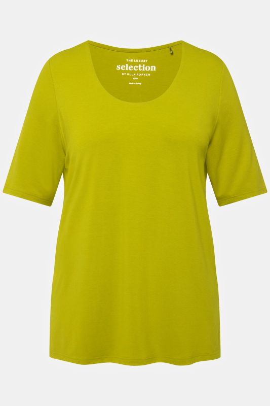 T-shirt à col V et manches courtes. Doublé sur le devant