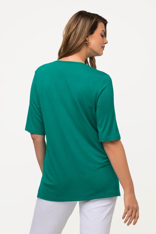 T-shirt à col V et manches courtes. Doublé sur le devant