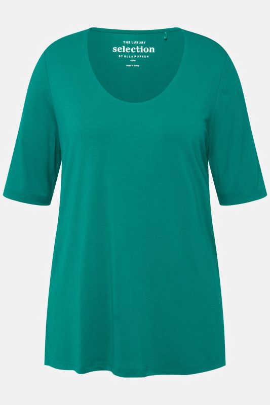 T-shirt à col V et manches courtes. Doublé sur le devant