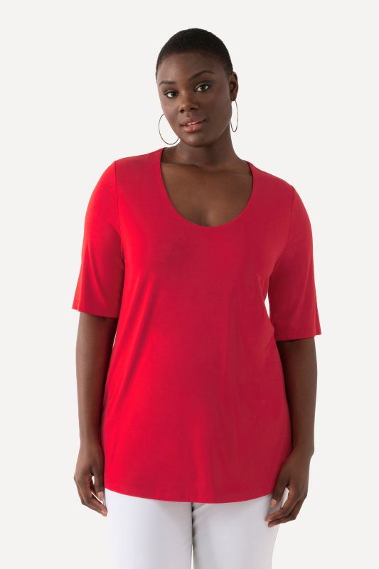 T-shirt à col V et manches courtes. Doublé sur le devant