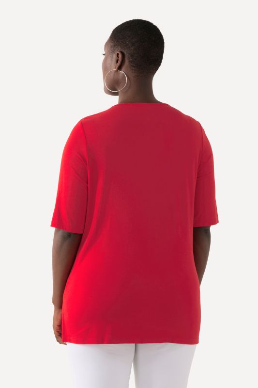 T-shirt à col V et manches courtes. Doublé sur le devant
