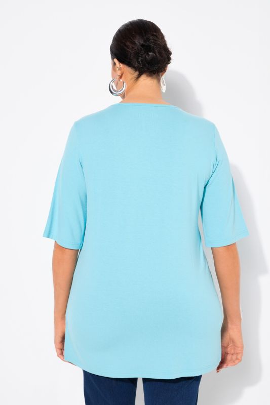 T-shirt à col V et manches courtes. Doublé sur le devant