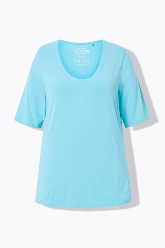 T-shirt à col V et manches courtes. Doublé sur le devant