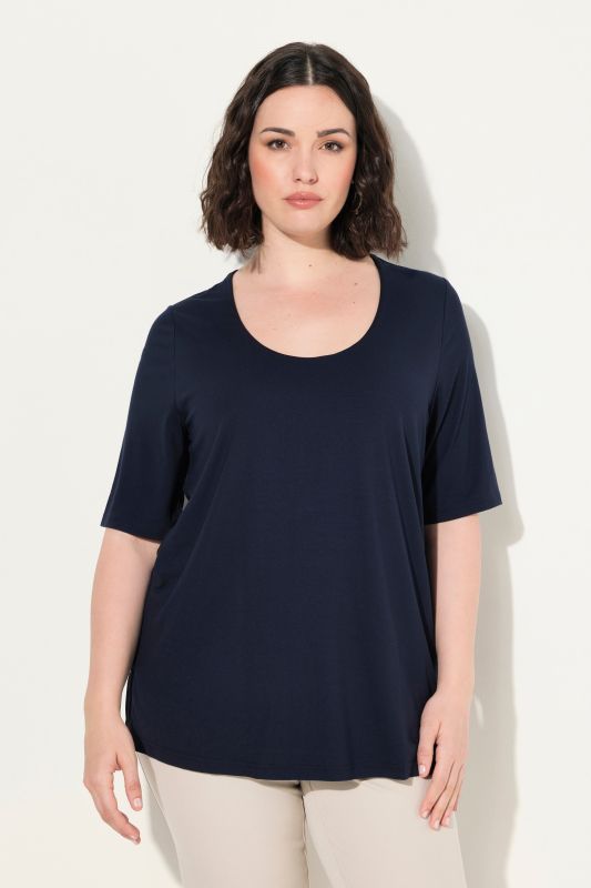 T-shirt à col V et manches courtes. Doublé sur le devant