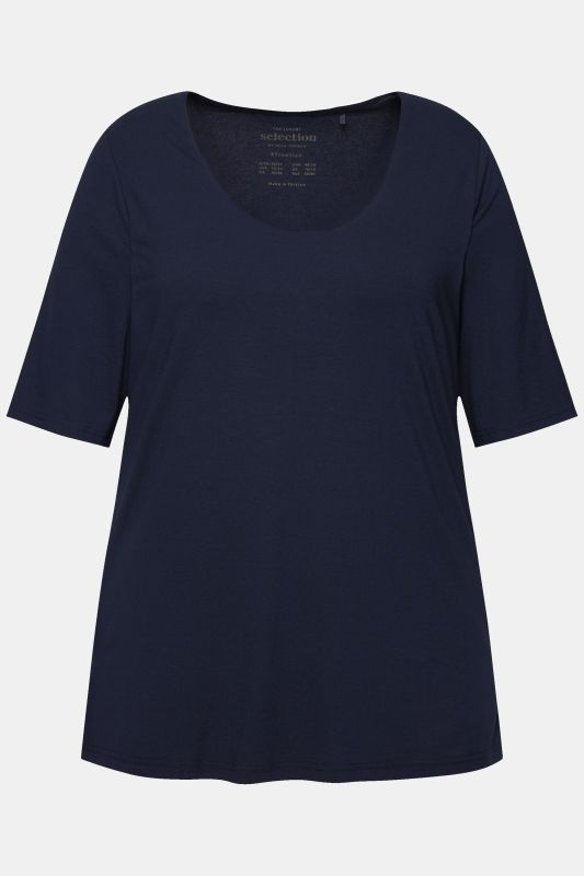 T-shirt à col V et manches courtes. Doublé sur le devant