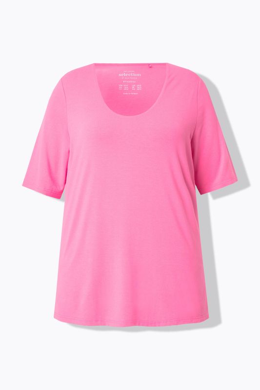 T-shirt à col V et manches courtes. Doublé sur le devant
