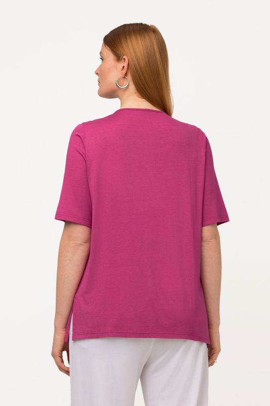 T-shirt à col V et manches courtes. Doublé sur le devant