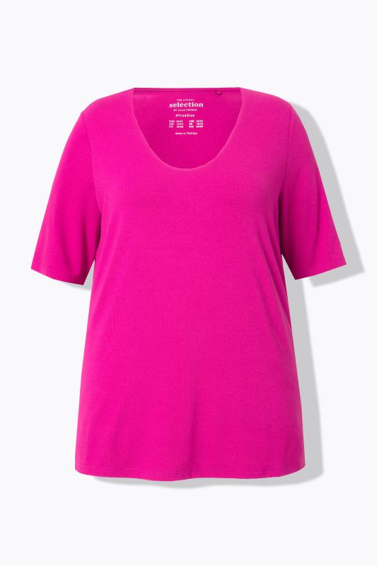 T-shirt à col V et manches courtes. Doublé sur le devant