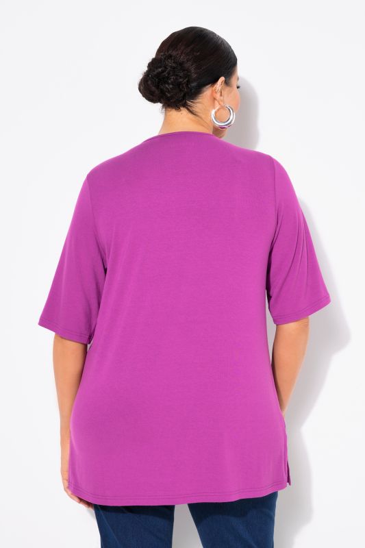T-shirt à col V et manches courtes. Doublé sur le devant