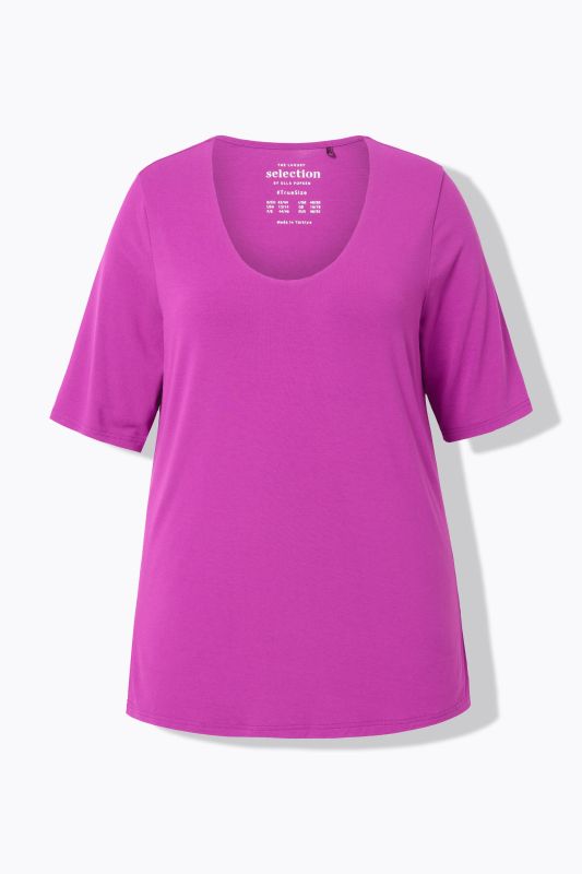 T-shirt à col V et manches courtes. Doublé sur le devant