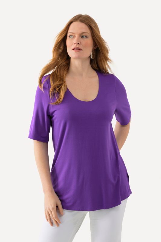T-shirt à col V et manches courtes. Doublé sur le devant